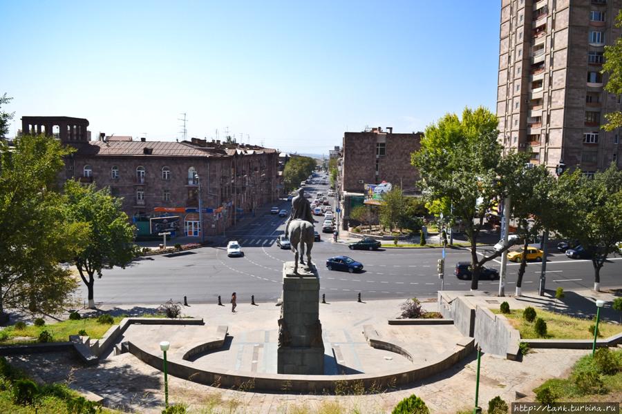 Солнечный Ереван, сразу не производит, какого-то сногсшибательного впечатления, не поражает высотой зданий и шириной улиц, но забегая вперед, скажу, что с каждым днем нахождения в нем, он нравится все больше и больше. Ереван, Армения