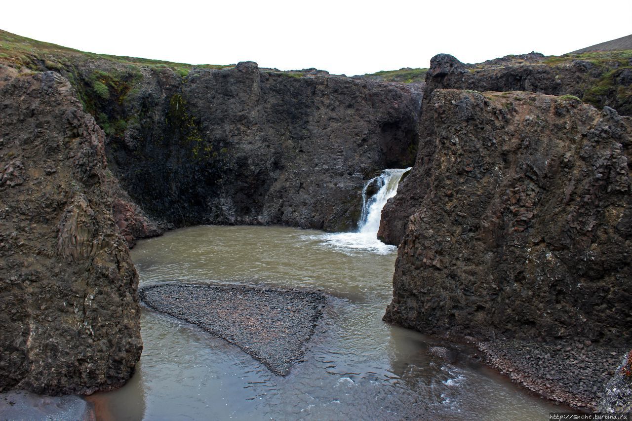 Водопад Кекертарсуак / Qeqertarsuaq waterfall