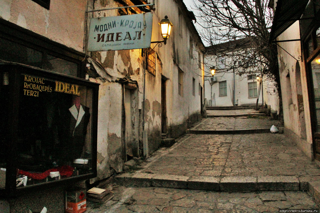 Узкие улочки, торговые лавочки восточного базара, мечети, вносят особый колорит и контраст городу Скопье, Северная Македония