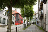 31. Эта улица идёт вверх от Øvre-gaten. На ней стоит примечательное чёрное здание с красными окнами. Это неспроста.