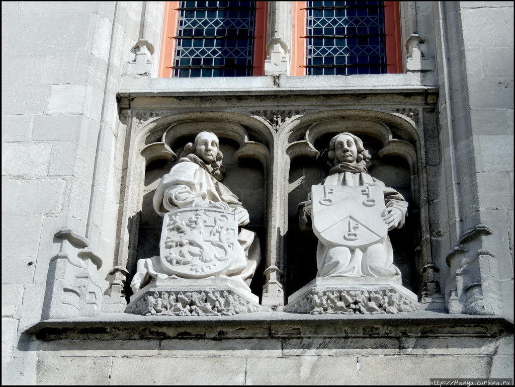 Здание провинциального суда в Брюгге. Детали фасада. Фото из интернета Брюгге, Бельгия