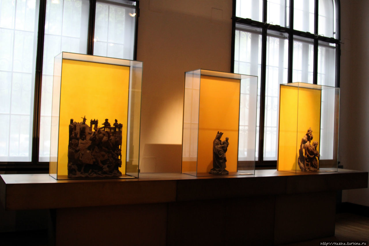 Коллекция готических религиозных скульптур в музее Мюнхена Мюнхен, Германия