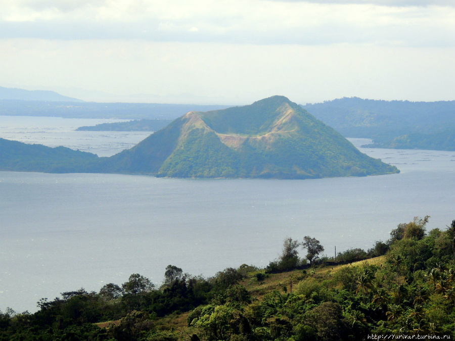 Кратер Binintiang Malaki Crater выглядит очень загадочно и манит к себе Тагайтай, Филиппины