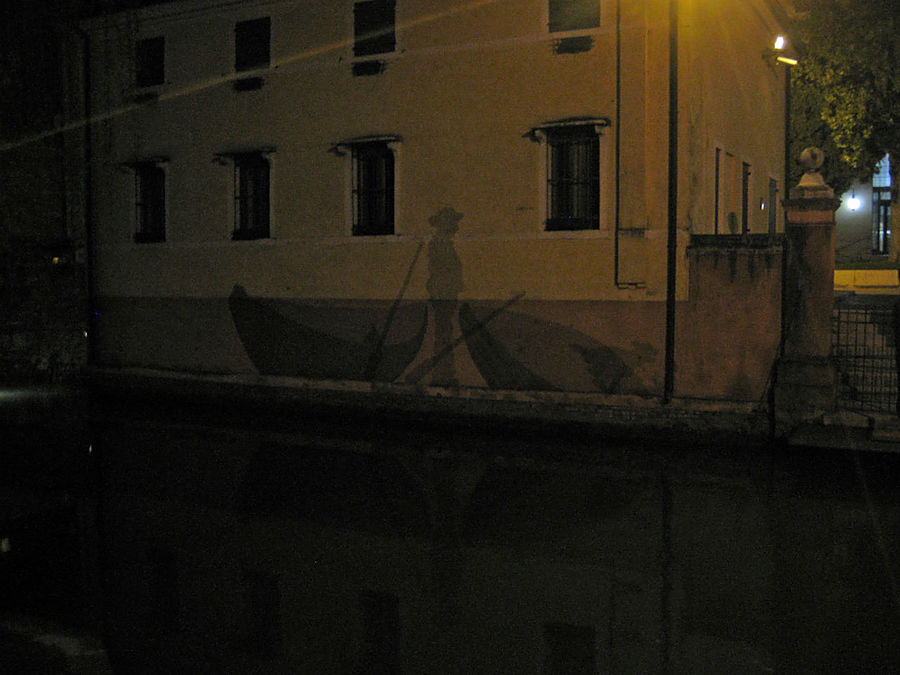Каналы Тревизо. Тень рыбака на доме нарисована, вернее выложена сеткой. Тревизо, Италия