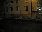 Каналы Тревизо. Тень рыбака на доме нарисована, вернее выложена сеткой.