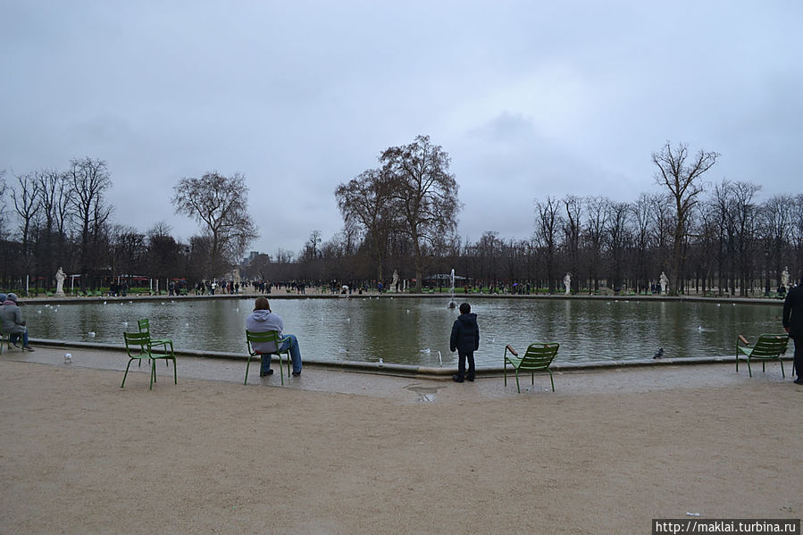 Скамеек  в парке почти нет. Здесь принято сидеть на складных зелёных стульях, которые выдаёт смотритель, слышал, — бесплатно. Париж, Франция