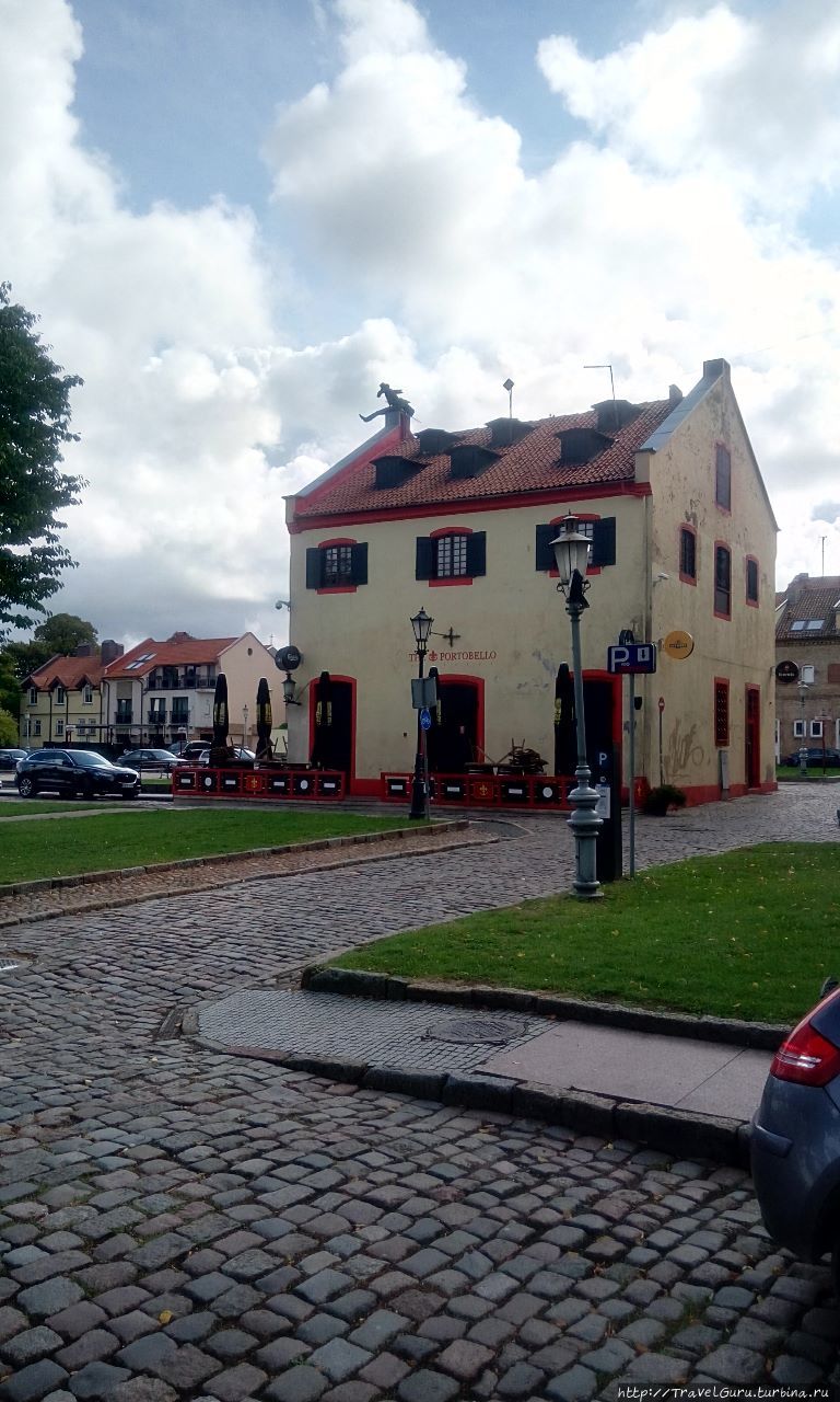 Дом и статуя трубочиста на крыше Клайпеда, Литва
