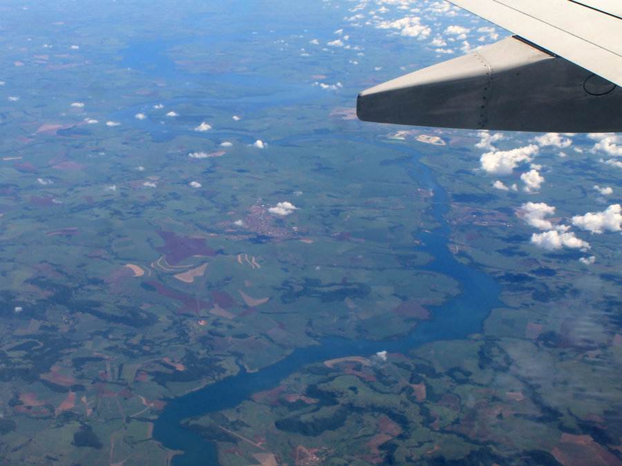 Летим над верховьями реки Парана Штат Гояс, Бразилия