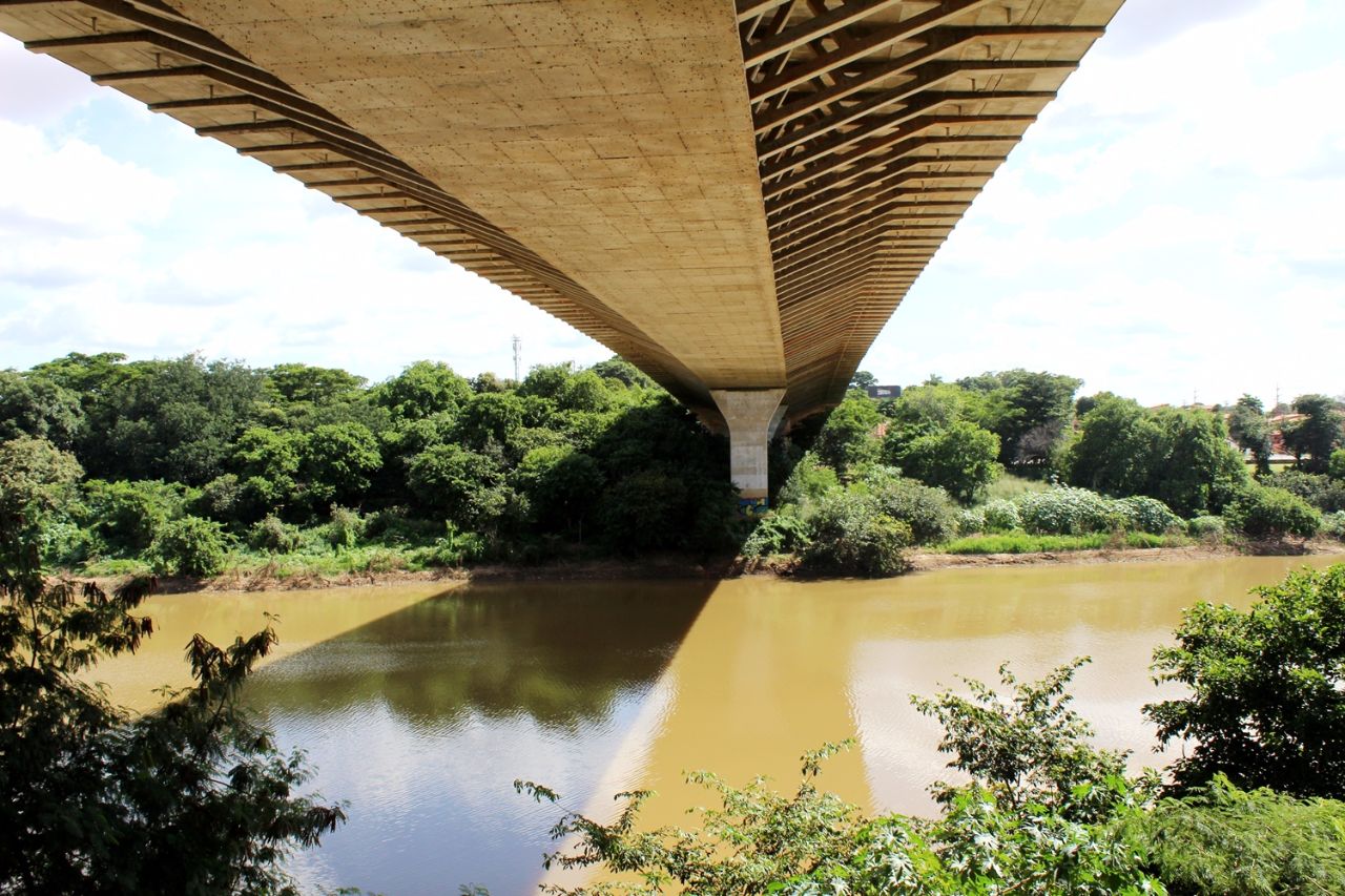 Вид моста снизу Терезина, Бразилия