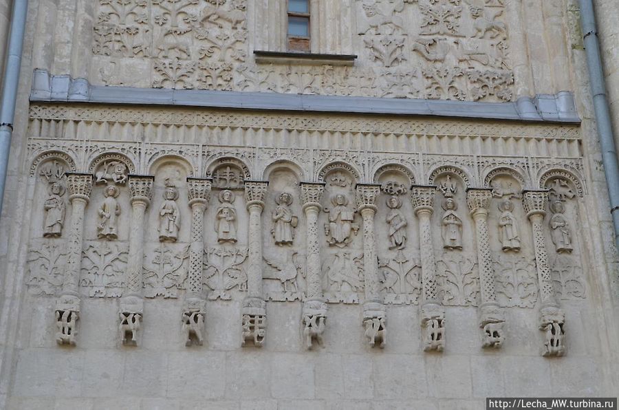 Святые мученики на северном фасаде Святые мученики на северном фасаде