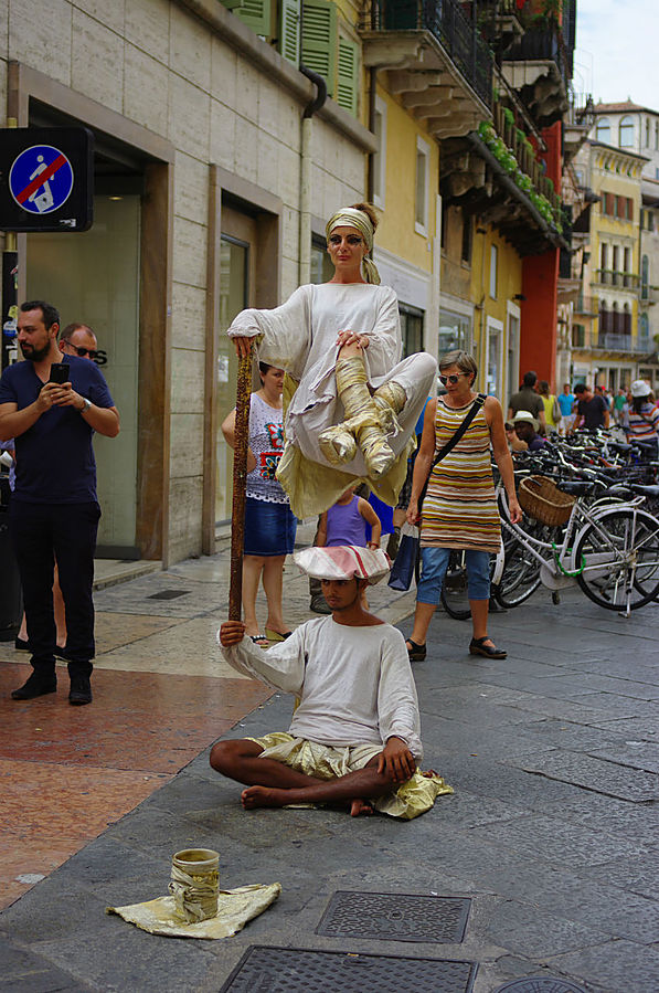 Обошел их со всех сторон, но так и не понял хитрости :) Верона, Италия