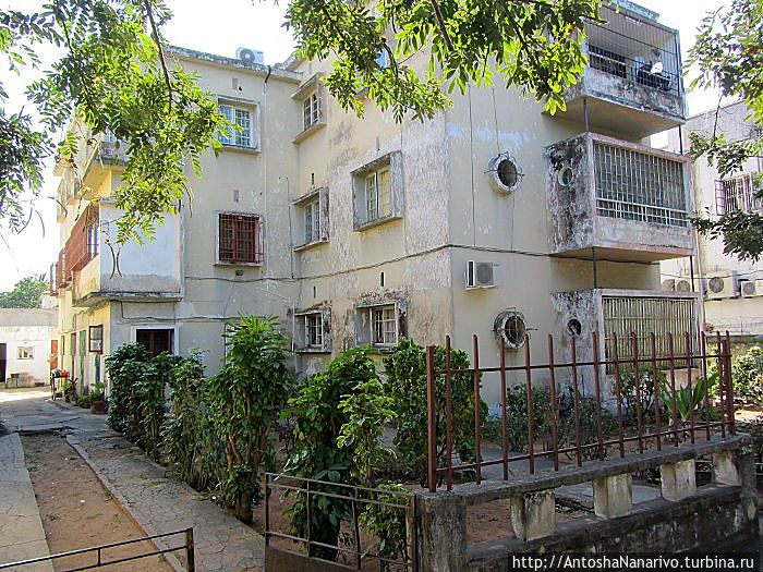 Старая трехэтажка, прочная, но обшарпанная Старая трехэтажка, прочная, но обшарпанная