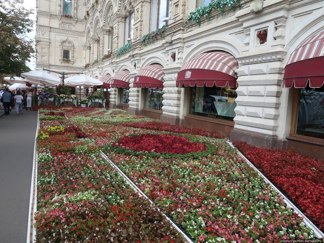 Возле ГУМа можно наблюдать уже ставшее традиционным — разнообразие цветов. Москва, Россия