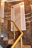 лестница.. справа от которой стеклянный лифт))