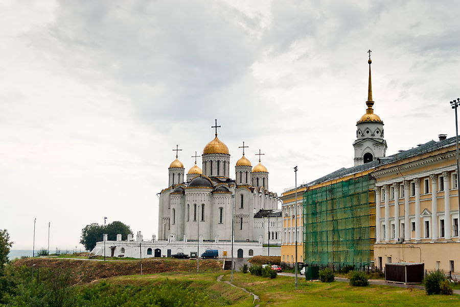 Храм простоял уже девять столетий. Храм простоял уже девять столетий.