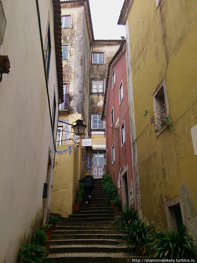 Синтра. Узкие улочки города с мавританской наследственностью Синтра, Португалия