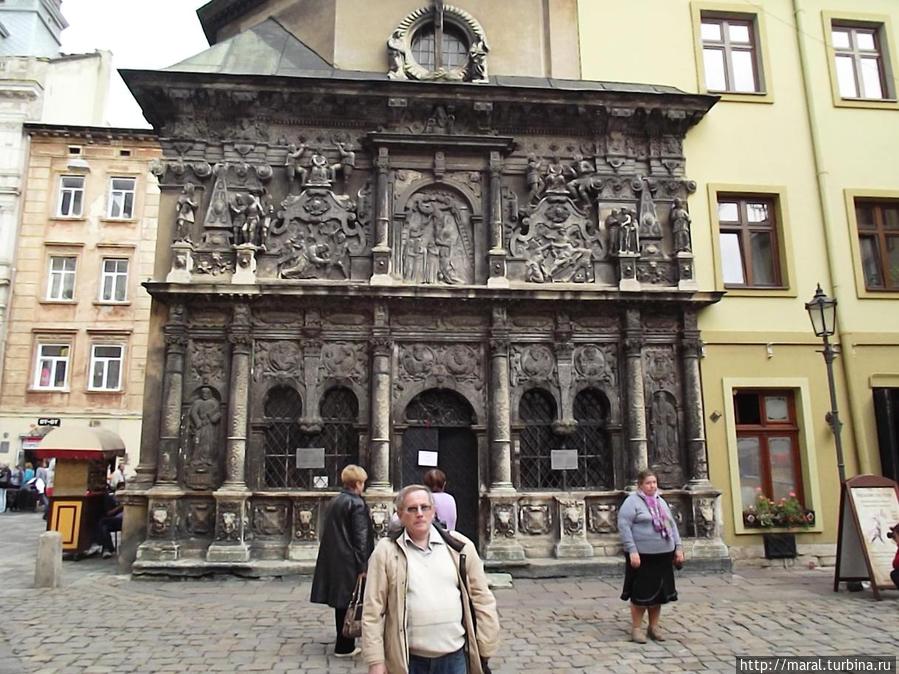 Западный фасад часовни Боимов (1606 — 1615 г.) украшен каменным декором Львов, Украина