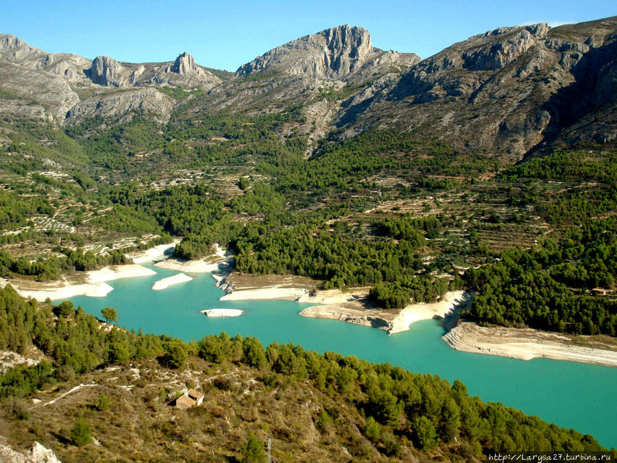 Водохранилище Presa de Guadalest с поразительного цвета изумрудной водой Гуадалест, Испания