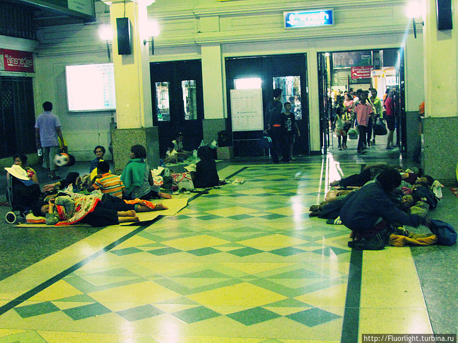 Тайцы ждут поезда Остров Яо-Ной, Таиланд