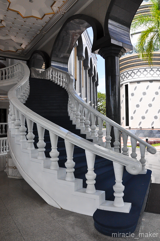 Очень мне эта лестница приглянулась, когда-нибудь обязательно себе такую же построю. Бандар-Сери-Бегаван, Бруней
