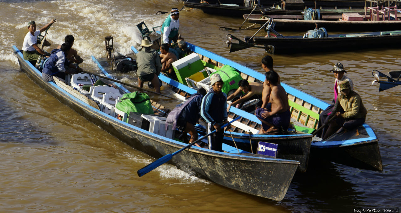 Случаются и лодкоаварии. Вот ребята пытаются спасти тонущего собрата. Озеро Инле, Мьянма