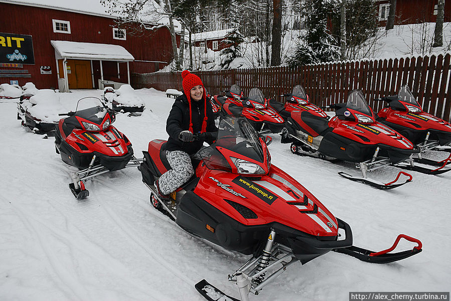 девушки неплохо смотрятся на снегоходах Мессиля, Финляндия