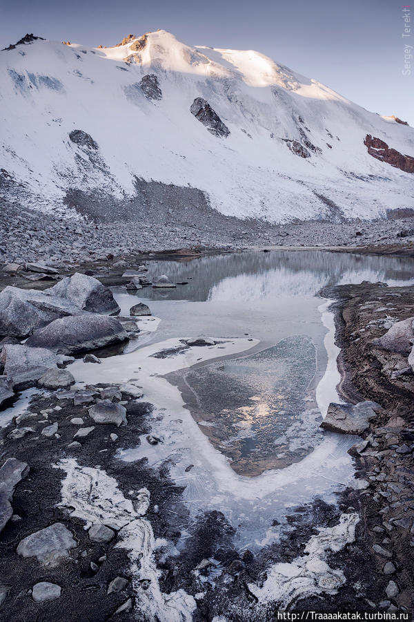 Озера под пиком Молодежный, Казахстан Заилийский Алатау (горный хребет), Казахстан