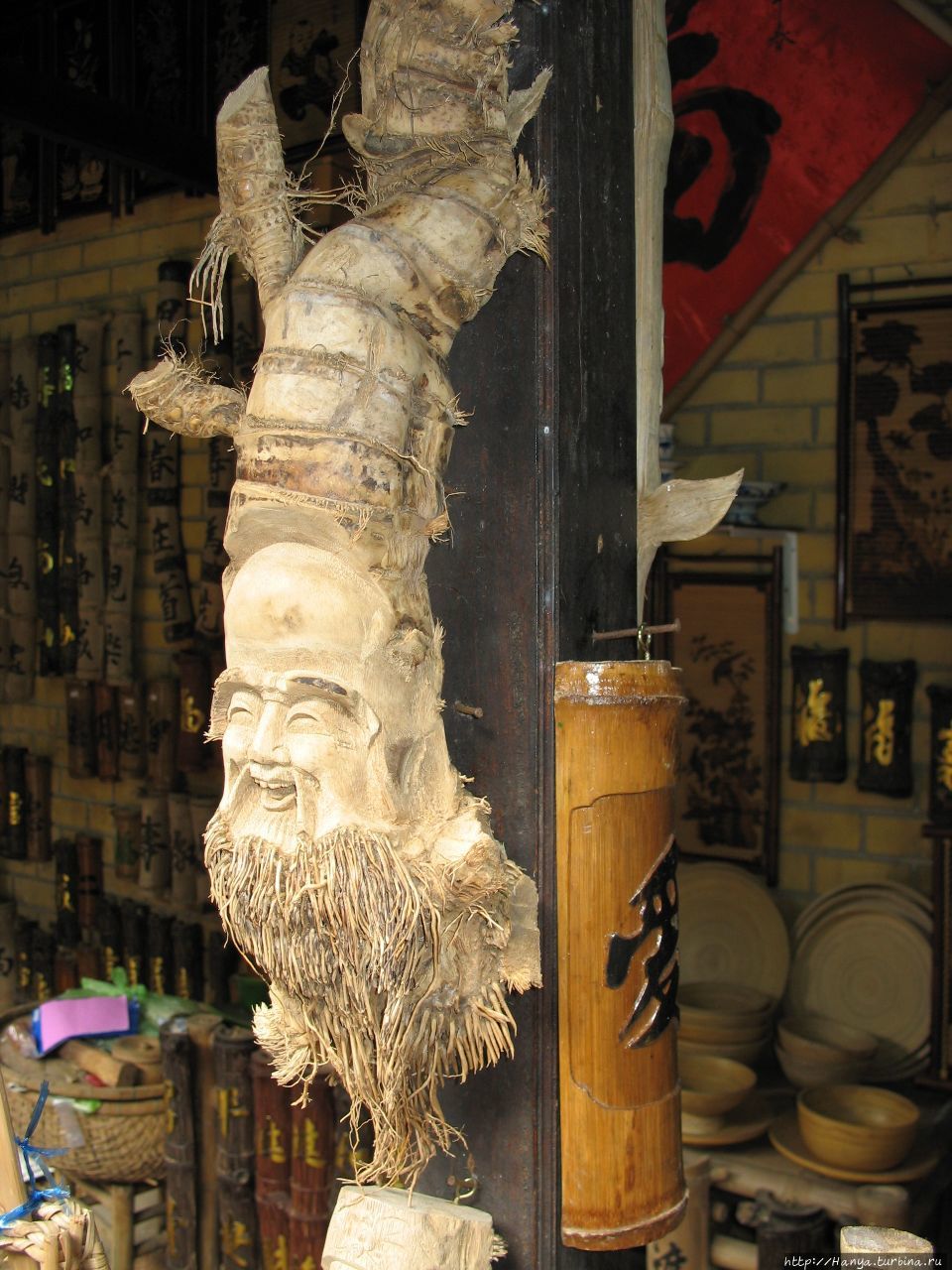 Г. Хойан.   Старинный дом. Резные фигурки из корня бамбука Хойан, Вьетнам