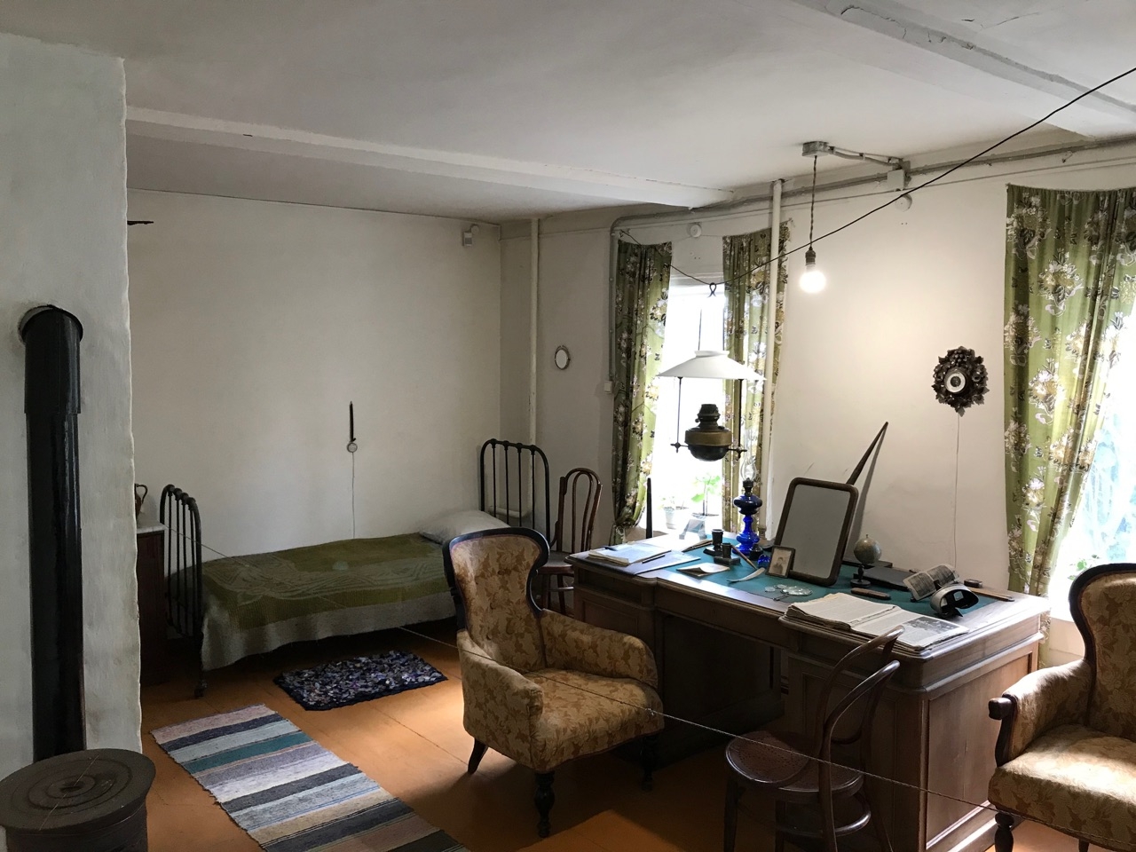 Кабинет Циолковского с лампой на тросу, которая может передвигаться по всей комнате для удобства самого учёного Калуга, Россия