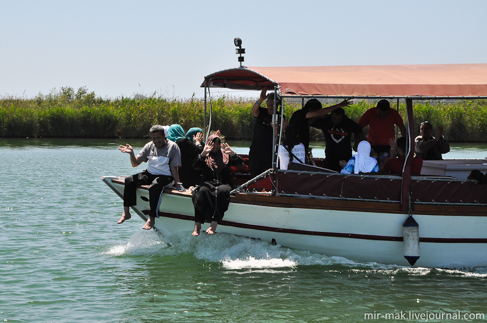 Довольные туристы. Дальян, Турция Довольные туристы. Дальян, Турция