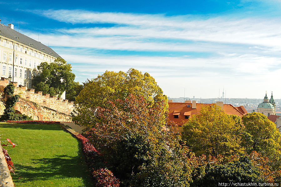 Еще один ракурс со сморовой площадки Пражского града. Еще один ракурс со сморовой площадки Пражского града.