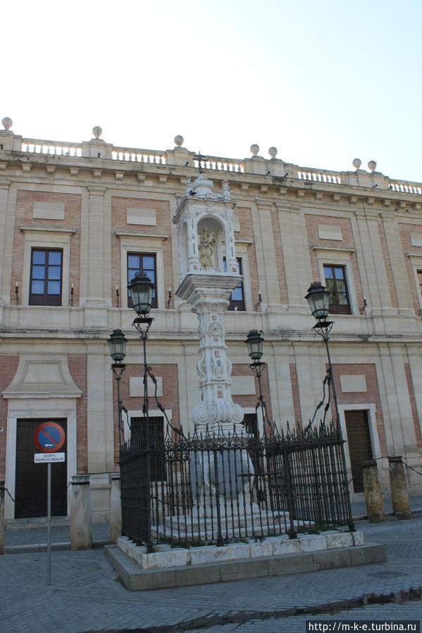 Две площади возле Кафедрального собора Севилья, Испания