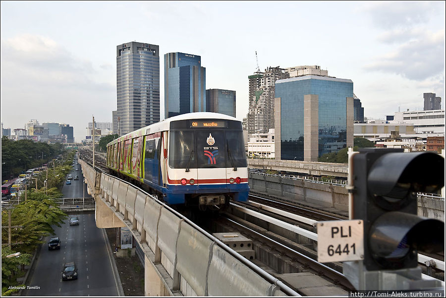 Но благо, в этом городе есть Скай-трейн — надземное метро, которое построила фирма Сименс. Это — точная копия метро в канадском Ванкувере. Меня приятно порадовало это современное средство передвижения — настоящая палочка-выручалочка для туриста. Удобно и красиво.
- Бангкок, Таиланд