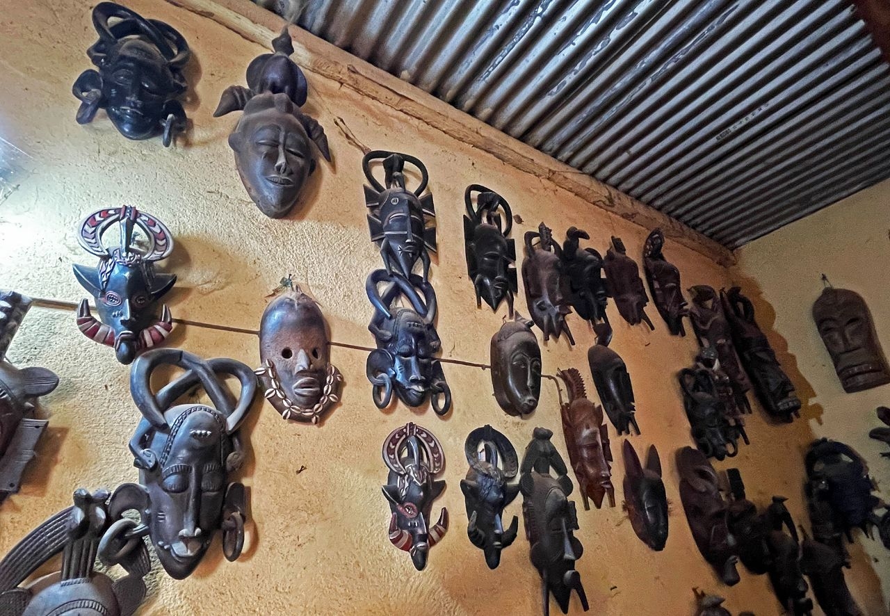 Traditional crafts of Ivory Coast Sculptor's quarter Korhogо