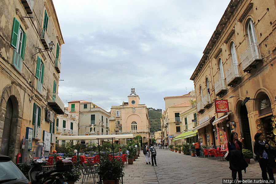 Главная улица города – проспект Vittorio Emanuele II. Главная улица города – проспект Vittorio Emanuele II.