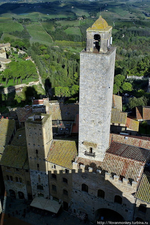 Башня Роньоза и левее башня Киджи Башня Роньоза и левее башня Киджи