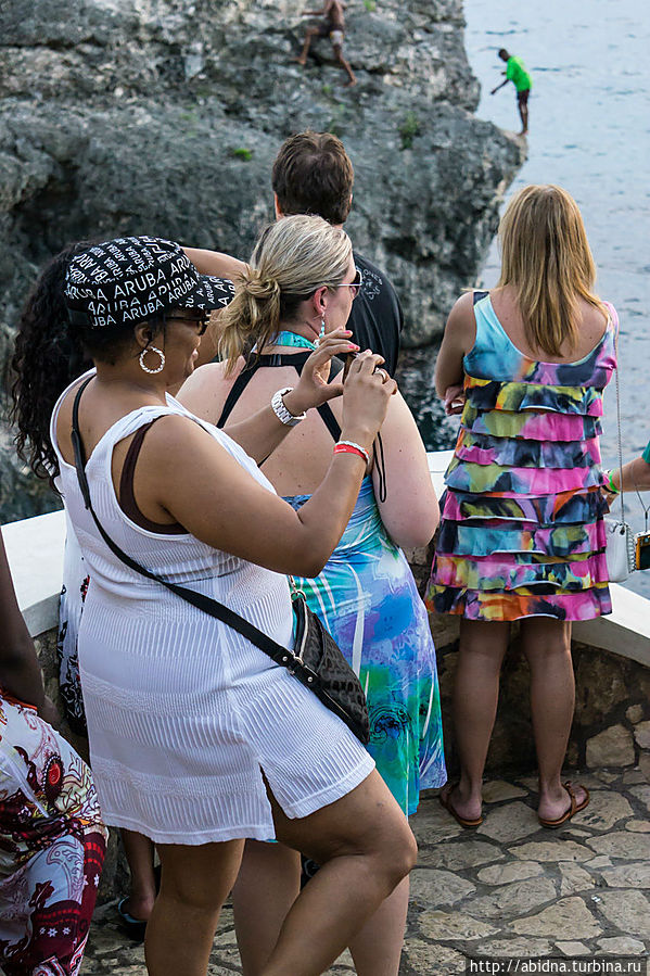 Народ наблюдает за трюками дайверов-прыгунов Негрил, Ямайка Народ наблюдает за трюками дайверов-прыгунов Негрил, Ямайка