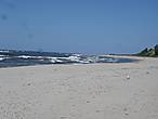 На этом пляже кроме солнечных и морских ванн можно найти кусочки застывшей смолы, а если повезет — то и с вкраплениями листиков, веточек или насекомых