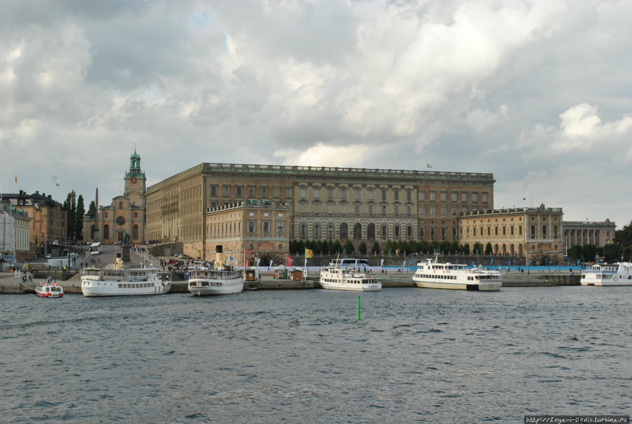 Финская церковь находится напротив левого крыла Королевского дворца. Стокгольм, Швеция