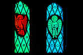 Витражи, по всей видимости, современные, с символами четырёх евангелистов.
