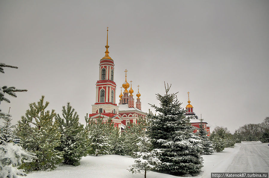 Летний храм, в нём венчают пары. Летний храм, в нём венчают пары.