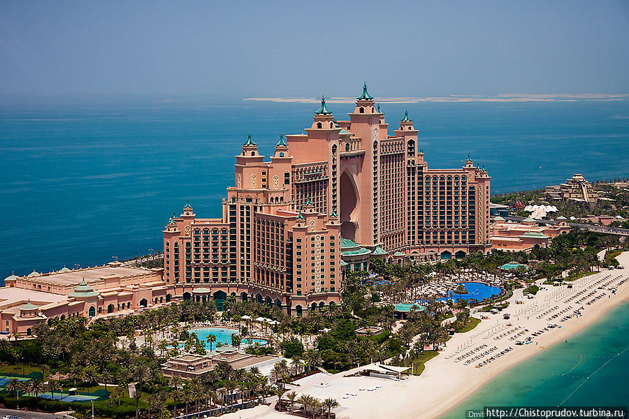 Венчает остров-пальму Атлантис. Отель был торжественно открыт 24 сентября 2008. Дубай, ОАЭ