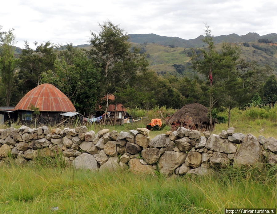 Вокруг каждого дома и огорода папуасы дани строят каменные заборы Вамена, Индонезия