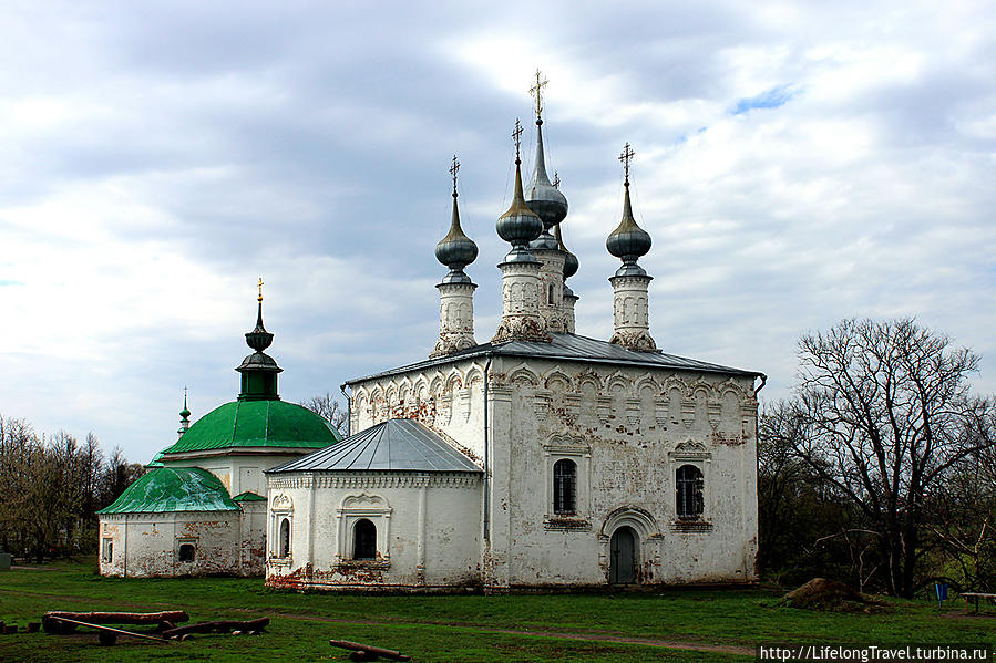Входо-Иерусалимская церковь (1707 год); за ней Пятницкая церковь (1772 год). Суздаль, Россия