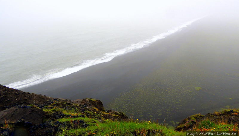 Весь песок на мысе Дирхолей — вулканический и черный-пречерный Скогар, Исландия