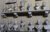 В музее Кьярамонти хранятся скульптуры римской эпохи ряд бюстов знаменитых римлян.