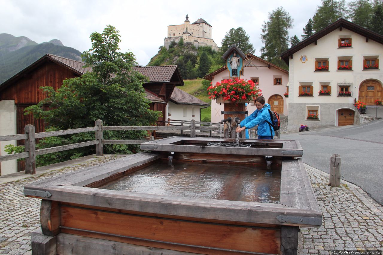 Маленький город у подножия замка. Тарасп, Швейцария