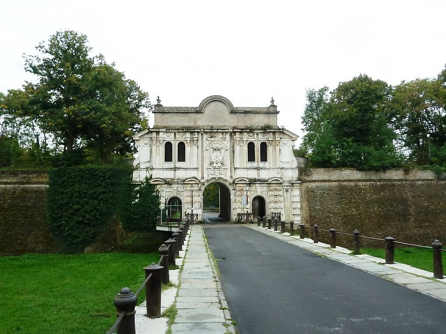 Ворота в крепость Санта-Кроче Парма, Италия