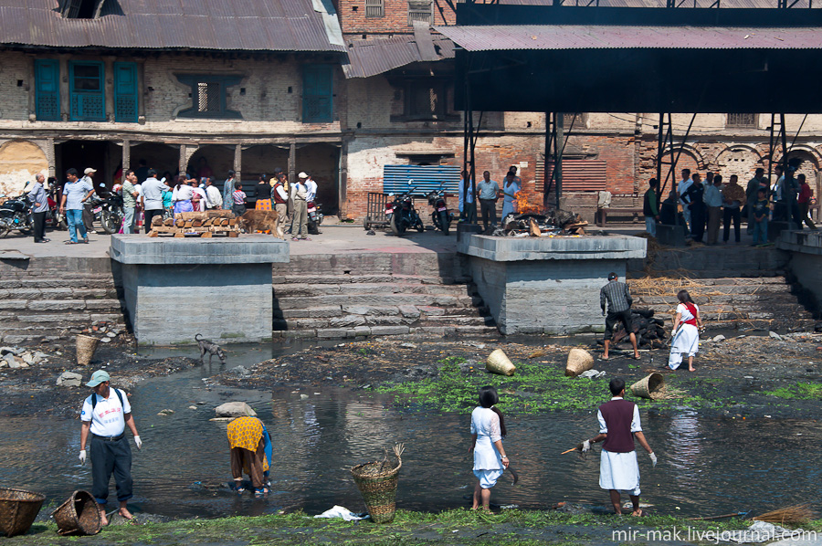 Все что остается после церемонии, смывается в реку, таким образом, завершается цикл земной жизни. Катманду, Непал