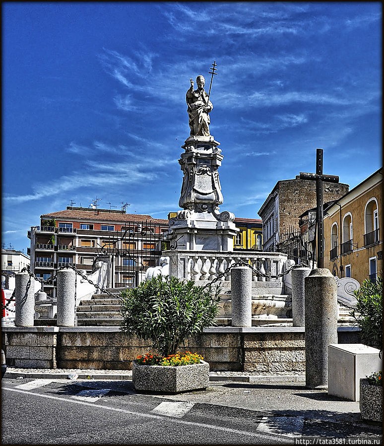 Фонтан на площади Орсини с монументом Папы Бенедикта 13-го. Беневенто, Италия